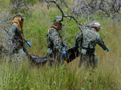 Border Patrol agents recover the body of a deceased migrant. (File Photo: Bob Price/Breitbart Texas)